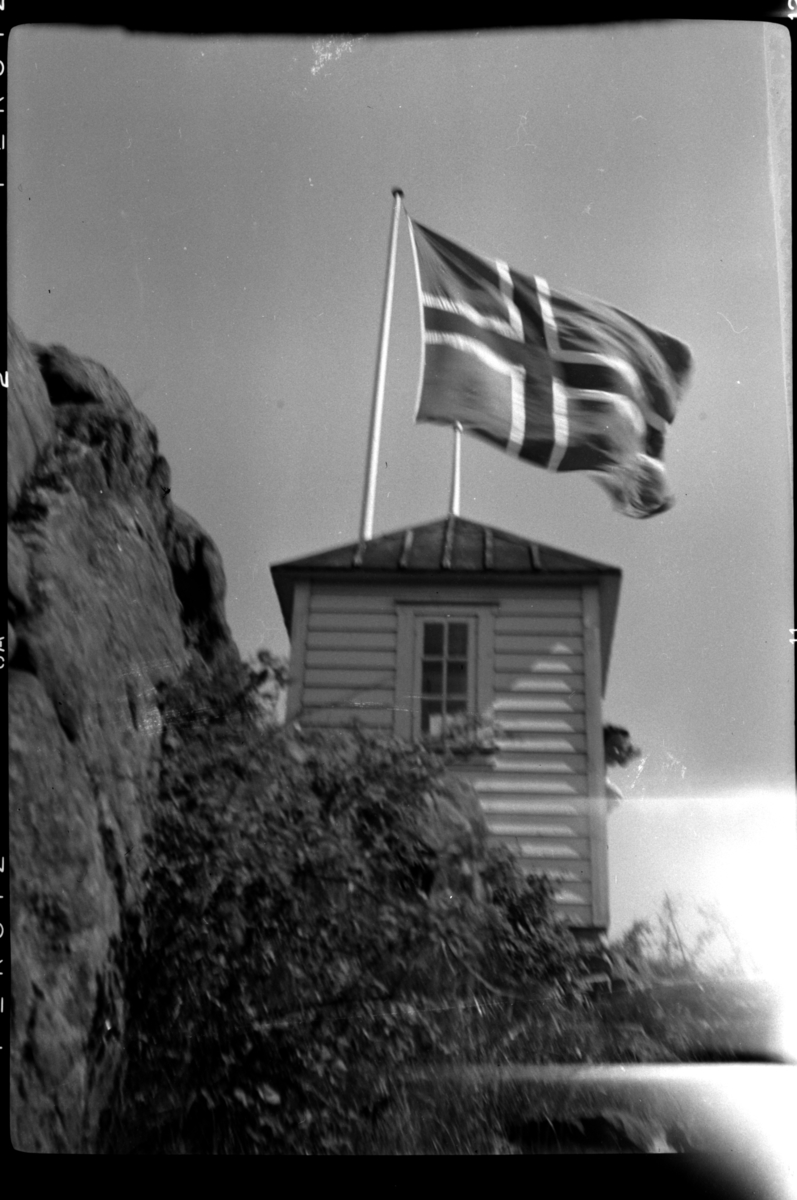 Rolf Sr. Sundt, Flagget til tops ved Agnes Sundts lysthus, Loshavn. Fotografert 31. mai 1953.