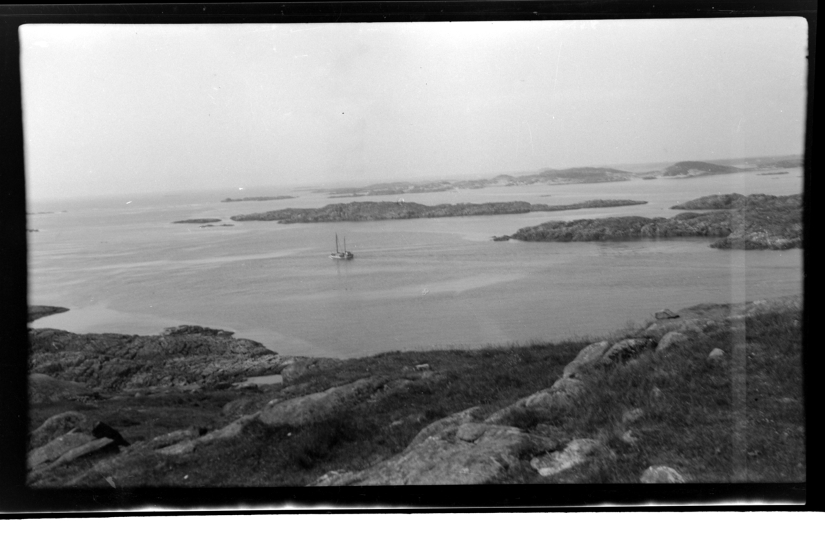 Rolf Sr. Sundt, Utsikt fra Færøy. En skøyte er på vei ut mellom skjærene. Fotografert 1938.