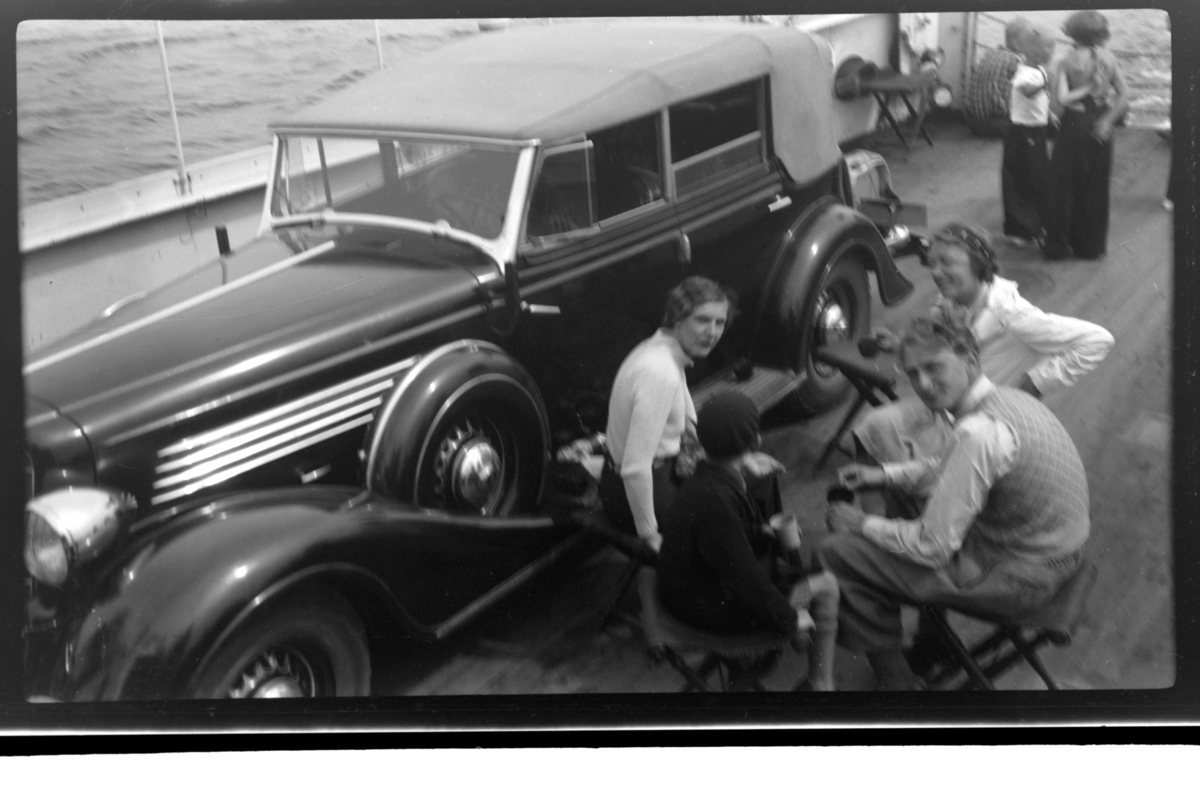 Rolf Sr. Sundt, Hilda Sundt, Lars Peter Sundt, Julius Sundt og en ukjent person sitter ved siden av Rolf Sundt sr.'s nye Buick ombord på fergen mellom Langesund og Helgeroa. Fotografert 17. juli 1938. Buick årsmodell 1934-35, convertible sedan karossseri.
