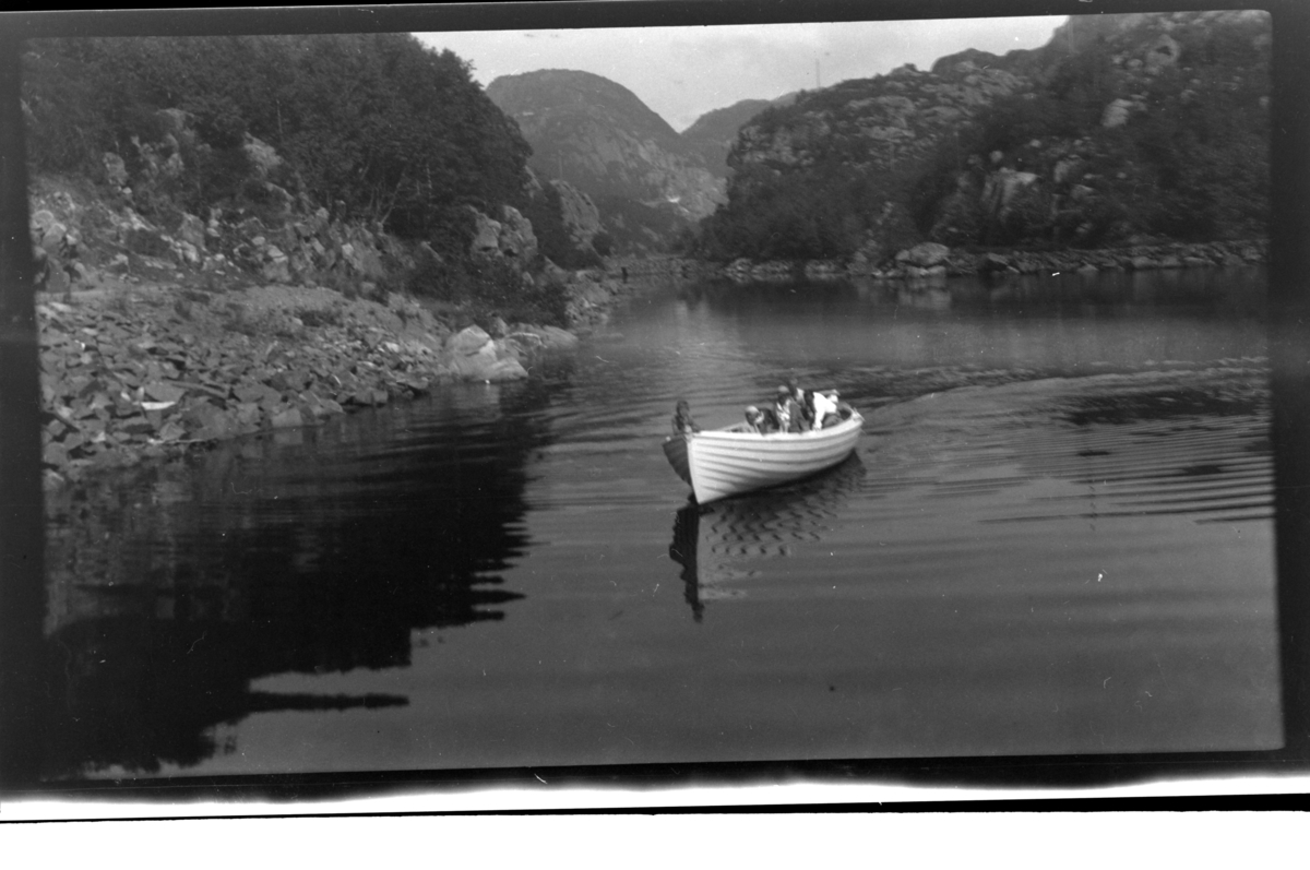 Rolf Sr. Sundt, Lars Peter Sundt sitter foran i båten ved Hanesund. Fotografert 1938.