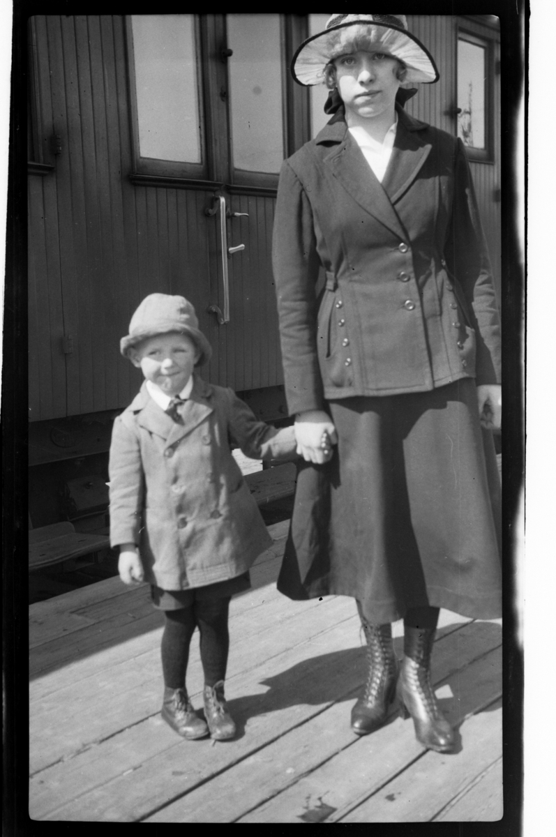 Rolf Sr. Sundt, Julius Sundt står sammen med en barnepike, Stavern. Fotografert 1920.