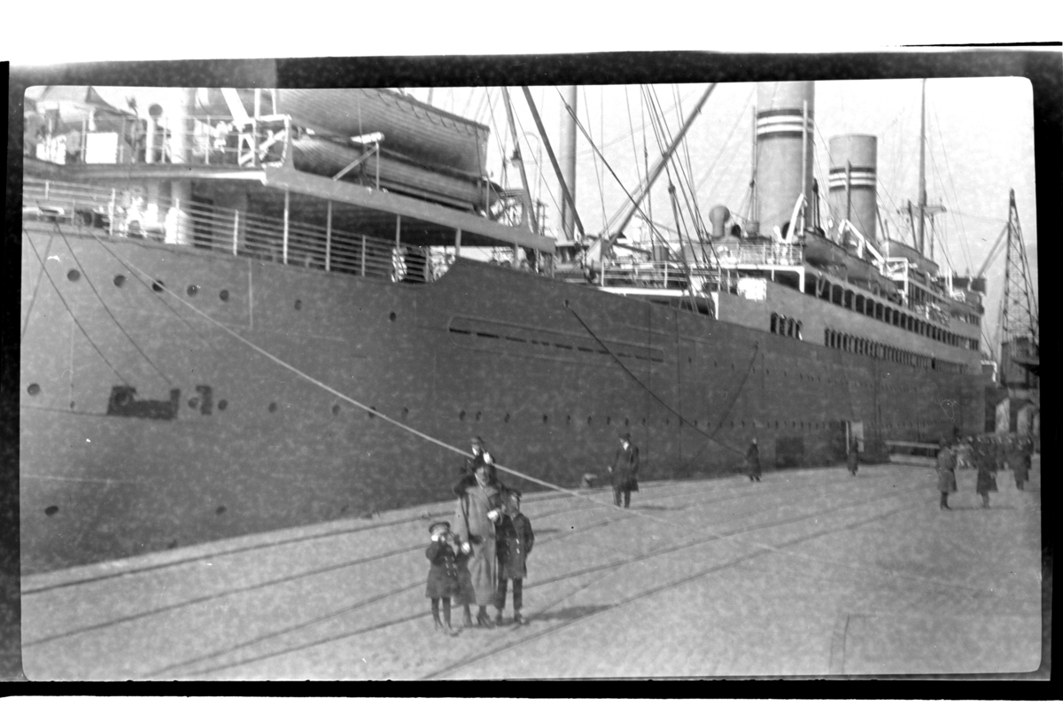 Rolf Sr. Sundt, Hilda Sundt og sønnene Rolf Jr. og Julius på kaien foran DS "Stavangerfjord". Fotografert 1925.