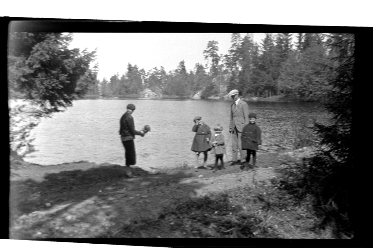 Rolf Sr. Sundt, Familien Sundt på tur ved Tryvann i Oslo. Fra venstre Hilda, Julius, Rolf Jr., Rolf Sr. og Einar Aubert Hansen. Fotografert 1925.