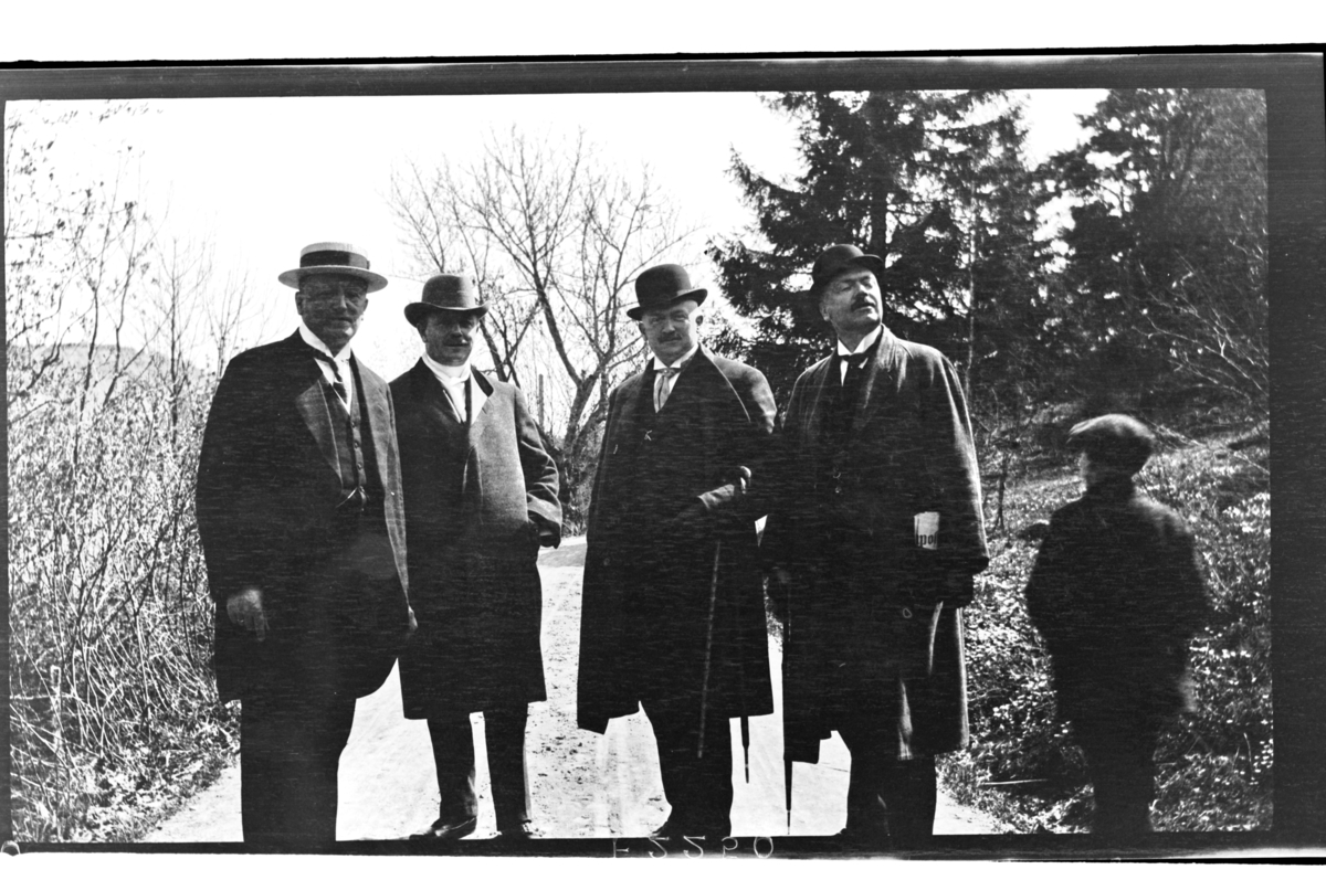 Rolf Sr. Sundt, Fire brødre Aubert på skogstur, blant dem Rolf Sundt Sr.'s svigerfar Julius Thaulow Aubert. Antagelig fotografert 1917.