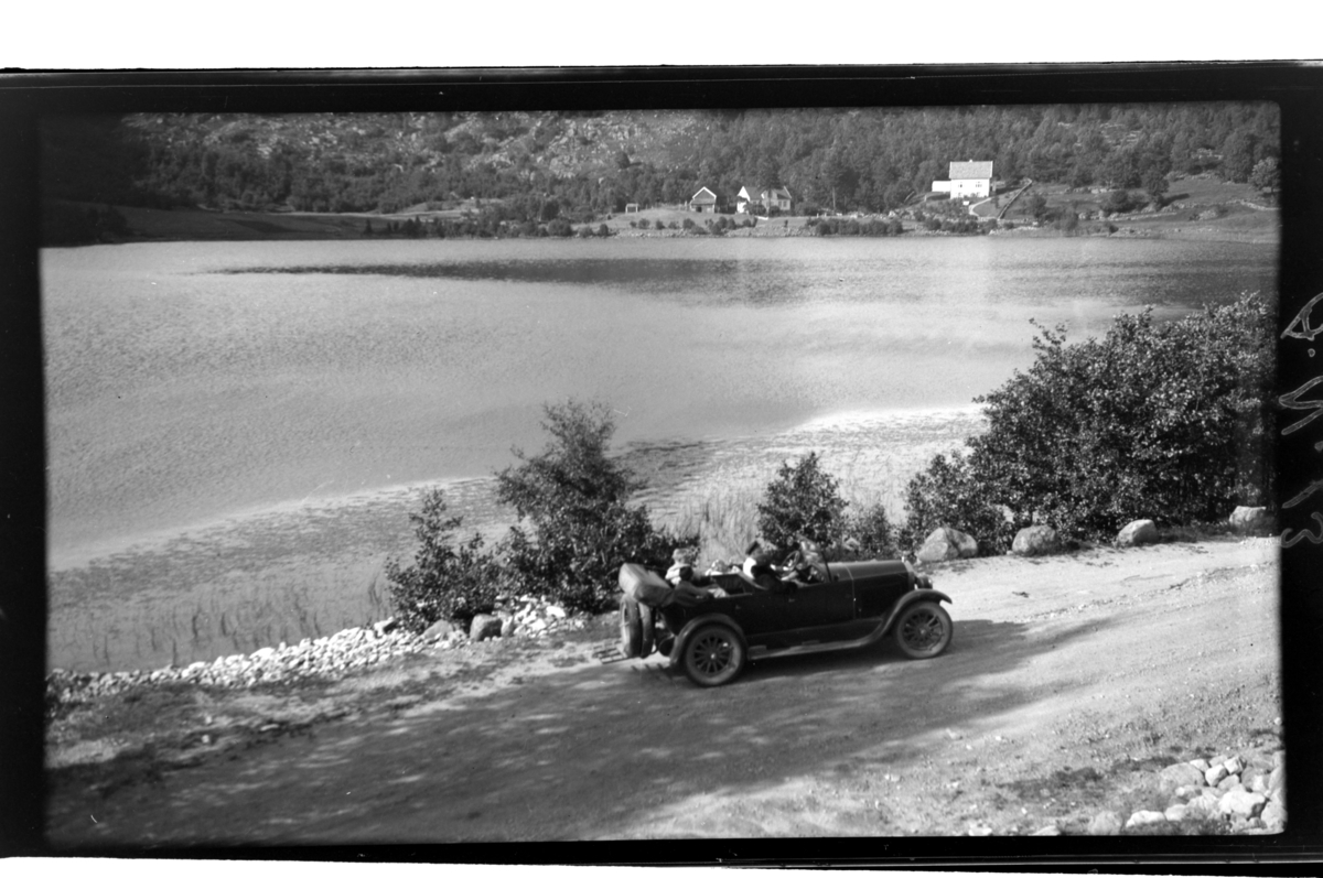 Rolf Sr. Sundt, Rolf Sundt Sr.'s Buick ved et vann. To passasjerer i baksetet.