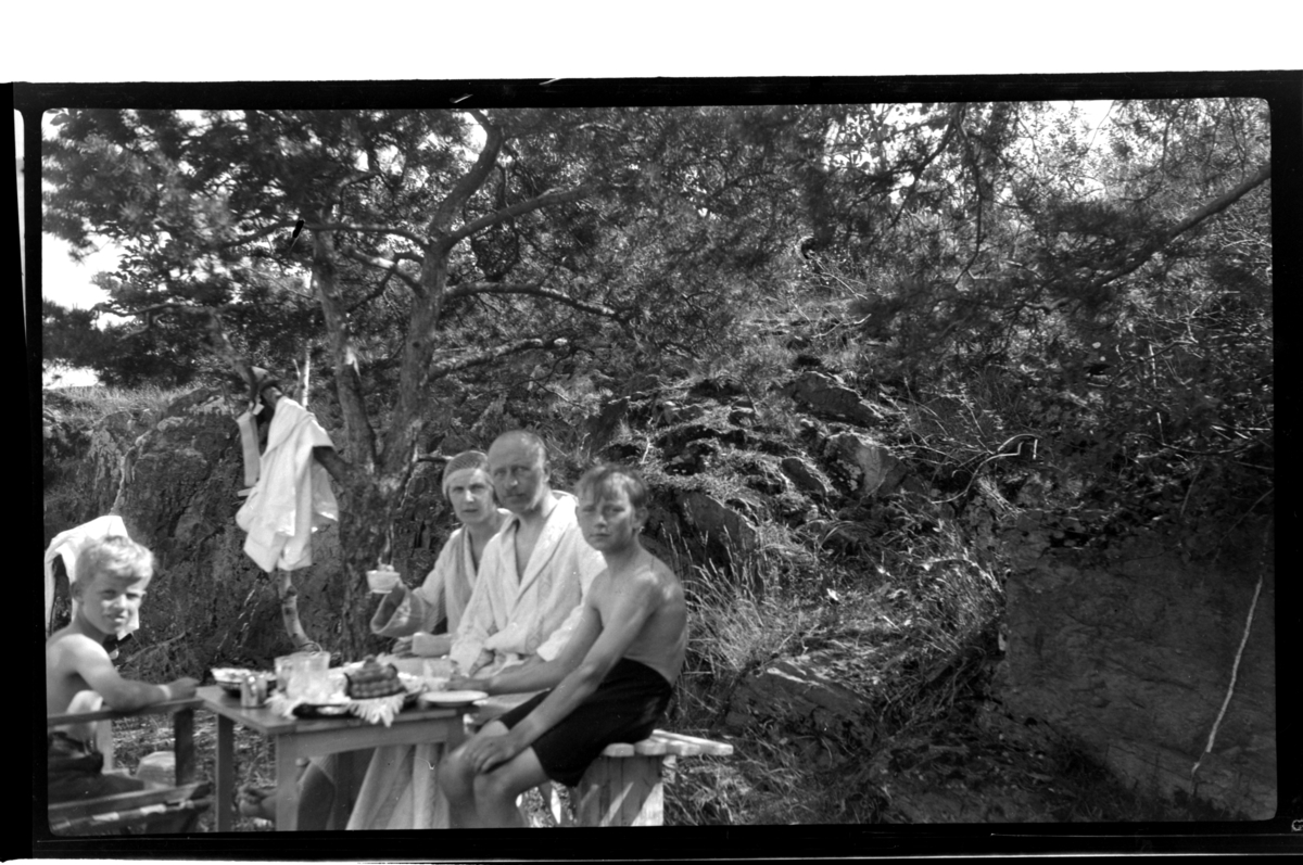 Rolf Sr. Sundt, Familien Sundt har kaffe i det fri etter et bad på Konglungen i Asker. Fra venstre Rolf Jr., Hilda, Rolf Sr. og Julius. Antagelig fotografert 1929.
