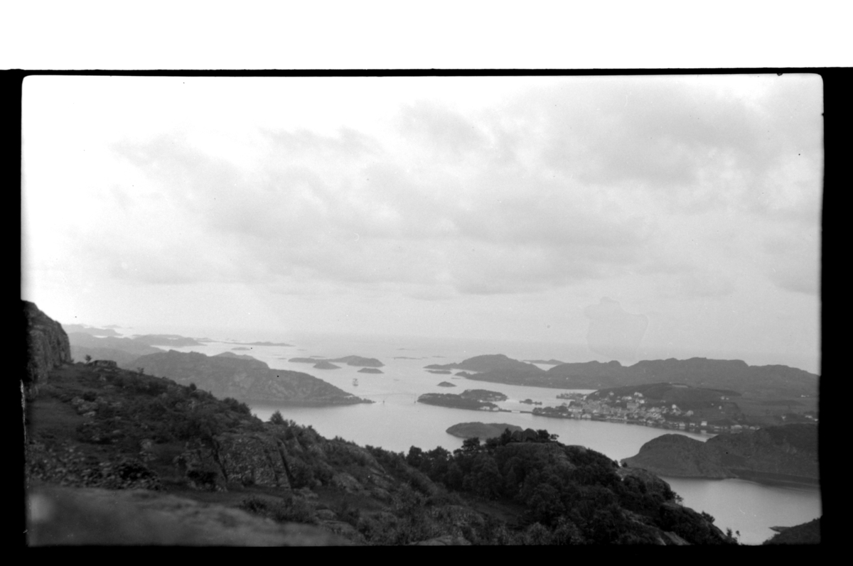 Rolf Sr. Sundt, Utsikt fra Ingersjå over kystlandskapet ved Farsund. Fotografert ca. 1930.