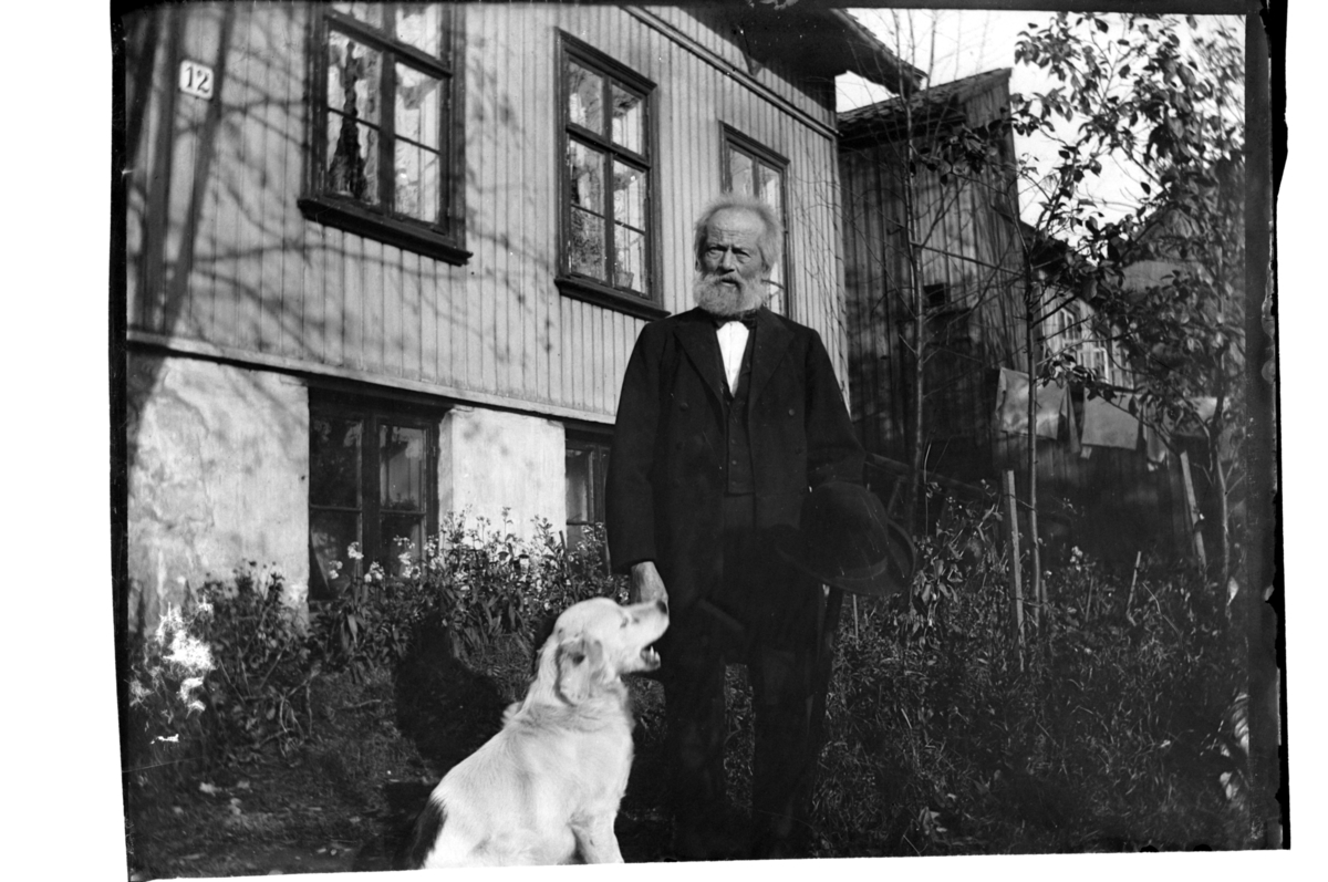 Rolf Sr. Sundt, Fredrik Christian (Fritz) Sundt og hund foran bolig på Grünerløkka i Oslo. Fotografert rundt 1903-04.
