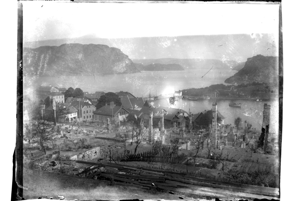 Rolf Sr. Sundt, Farsund etter bybrannen i 1901. Konsul Peter Sundts hus i Kirkegaten 1 er uskadet. Fotografert 1901.