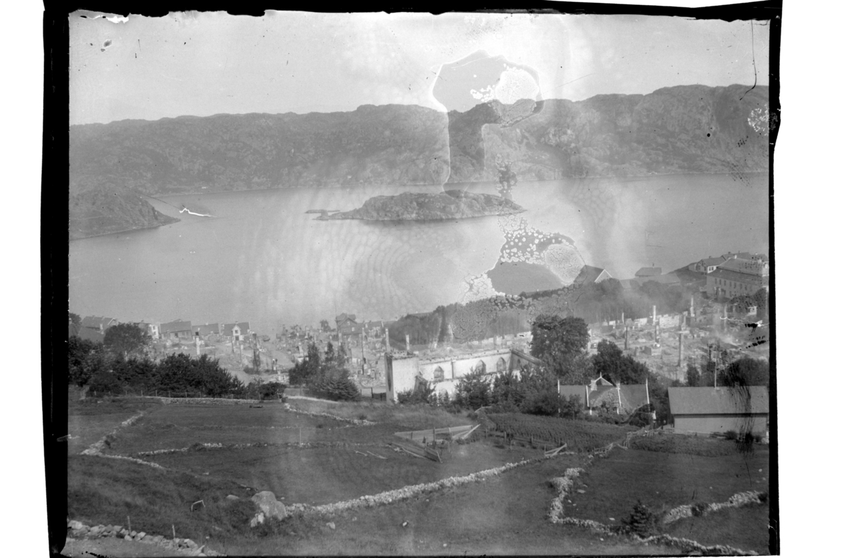 Rolf Sr. Sundt, Utsikt fra Varbakk mot Kilsholmen etter bybrannen i Farsund. Fotografert 1901.