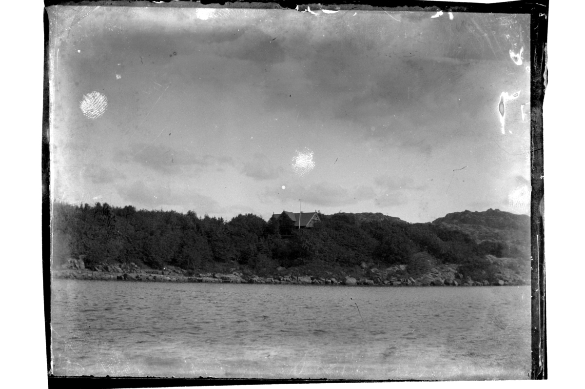 Rolf Sr. Sundt, Farøy ved Farsund. Konsul Peter Sundts sommerbolig skimtes i midten. Fotografert 1900-03.