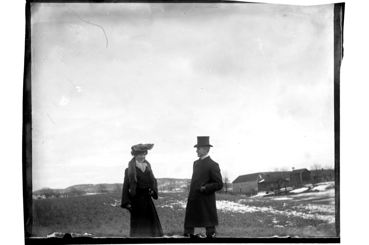 Rolf Sr. Sundt, Ukjent par foran stort gårdstun. Antagelig fotografert 1903-1904.