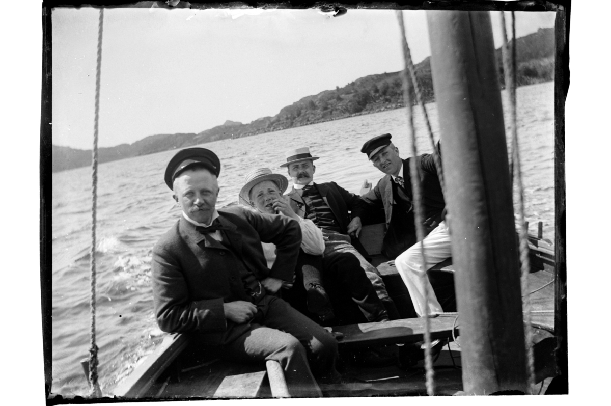 Rolf Sr. Sundt, Brødrene Bjarne, Lauritz, Leif og Rolf Sundt Sr. i seilbåt ved Farsund. Antagelig fotografert i 1902.