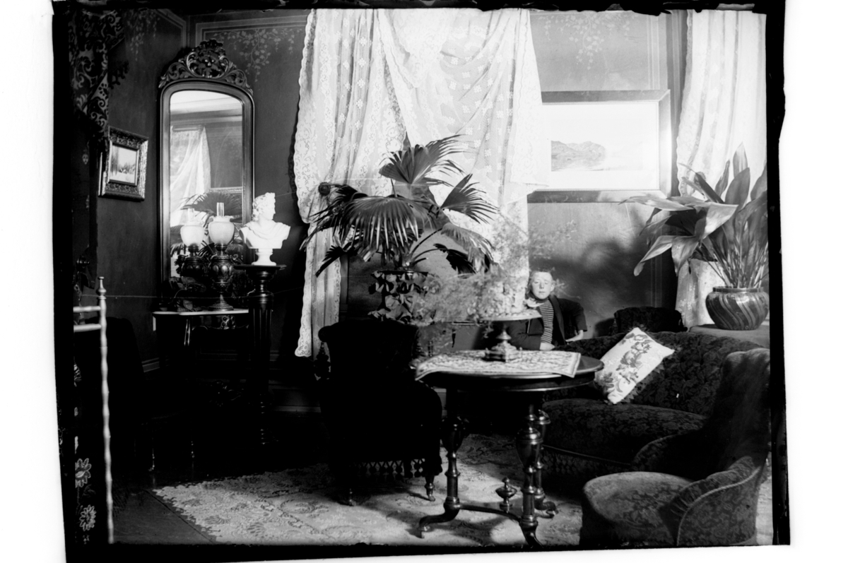 Rolf Sr. Sundt, Interiør fra konsul Sundts hus i Kirkegaten 1, Farsund. Fotografert 1900-03.