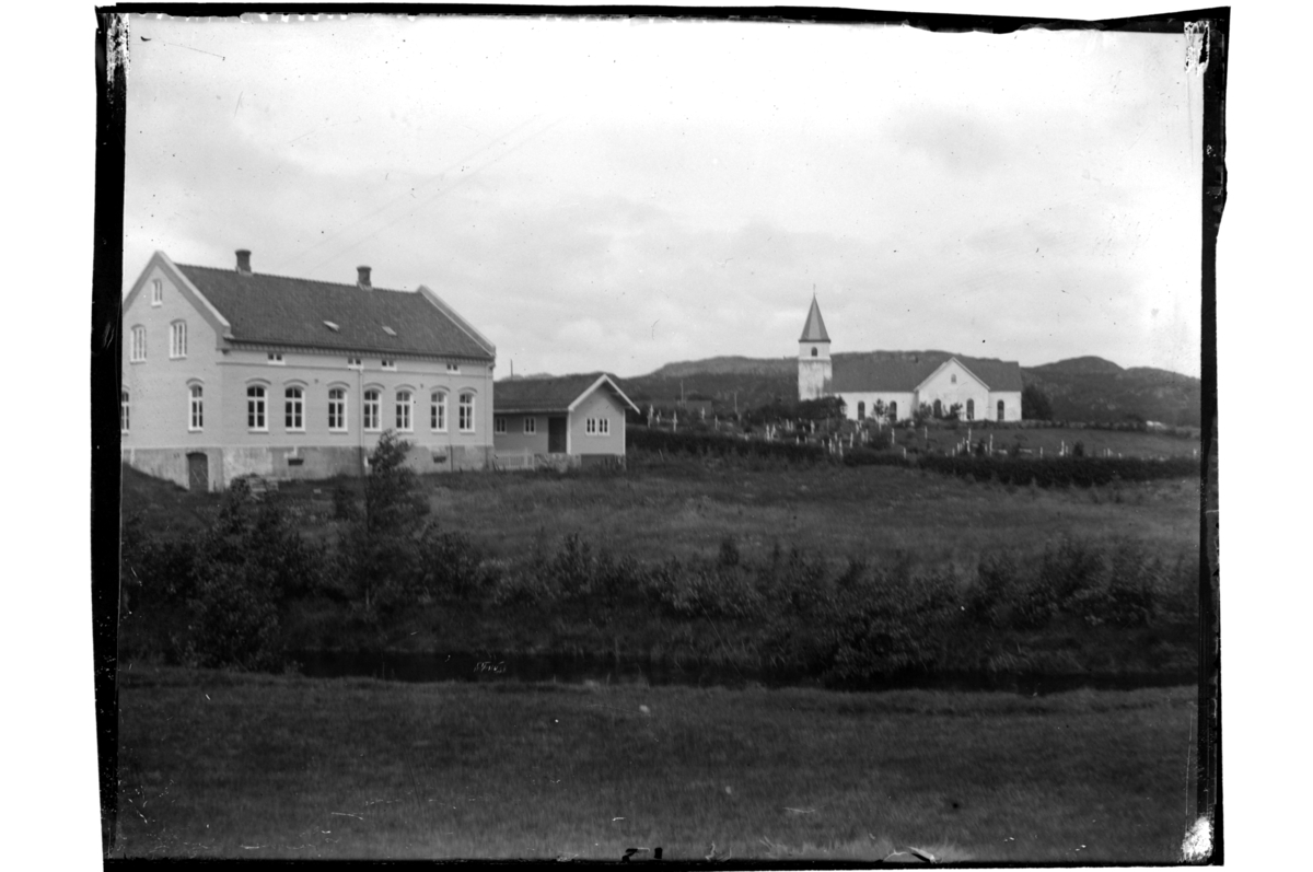 Rolf Sr. Sundt, Vanse kirke. Ukjent bygning i forgrunnen.