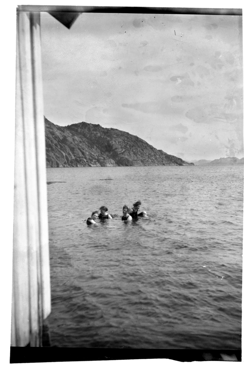 Rolf Sr. Sundt, Fire badende kvinner utenfor badehuset på Farøy. Antagelig fotografert 1904.