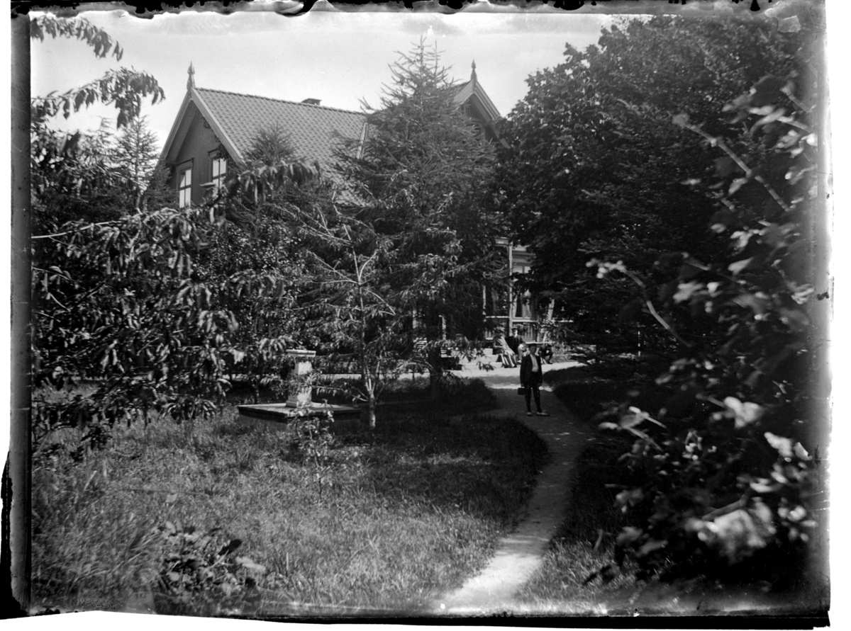 Rolf Sr. Sundt, Konsul Peter I. Sundts sommerbolig på Farøy, Farsund. Fotografert 1903.