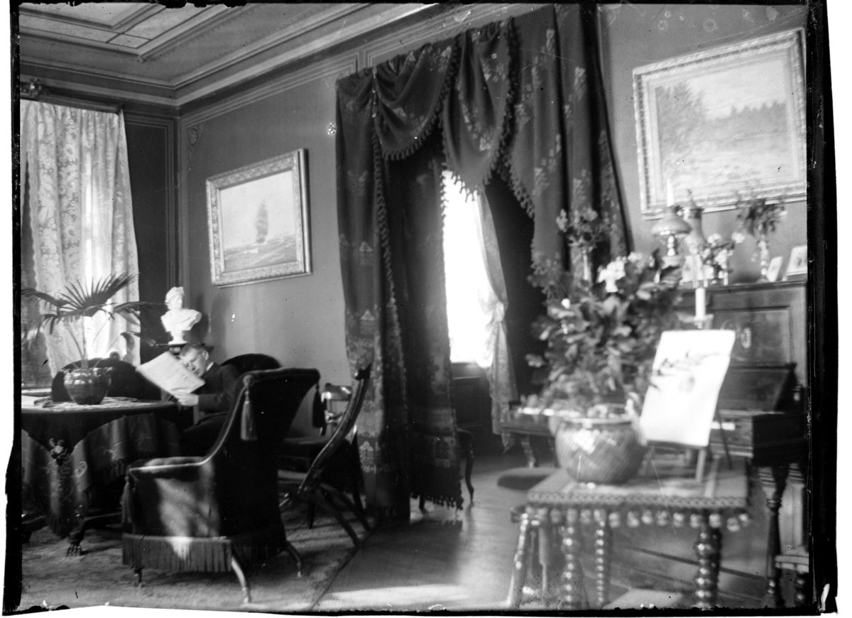 Rolf Sr. Sundt, Ant. interiør fra konsul Peter I. Sundts hjem i Kirkegaten 1, Farsund. Fotografert 1903-1904.