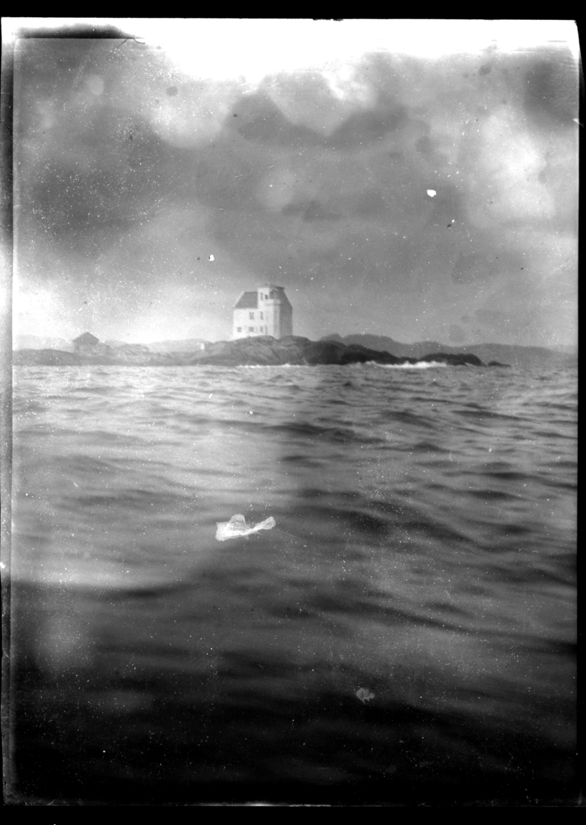 Rolf Sr. Sundt, Katland fyr, Farsund. Fotografert 1900.