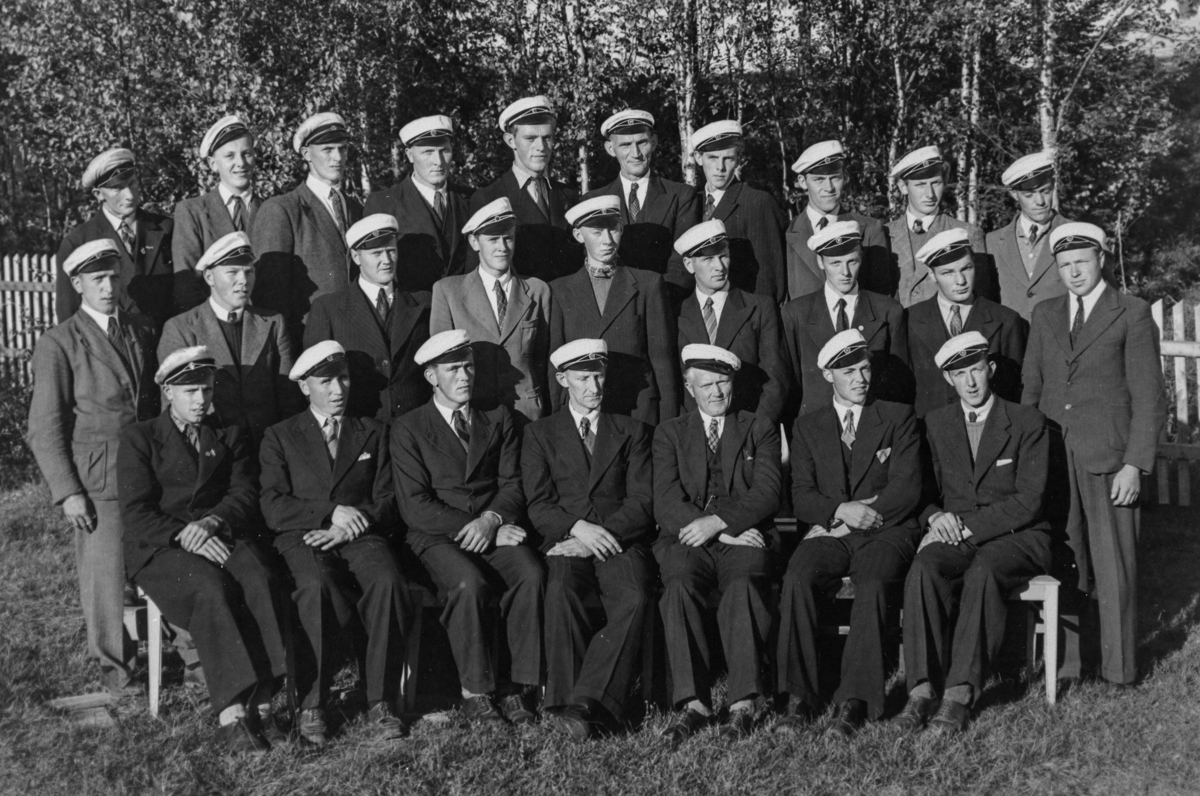 Anno Domkirkeodden, Brennlien mannskor 1937-1950, foran fra venstre er Johs. haugersveen, Kristian Tolvstad, Harald Vardeberg, dirigent Olav Eriksbakken, Einar Haukåssveen, Odrin Krogstie, Sverre Skaugen. Midten fra venstre er Arne Taskerud, Kåre Ødegård, Arne Haukåssveen, Monrad Vardeberg, Andreas Brendlien, Karl Sme…