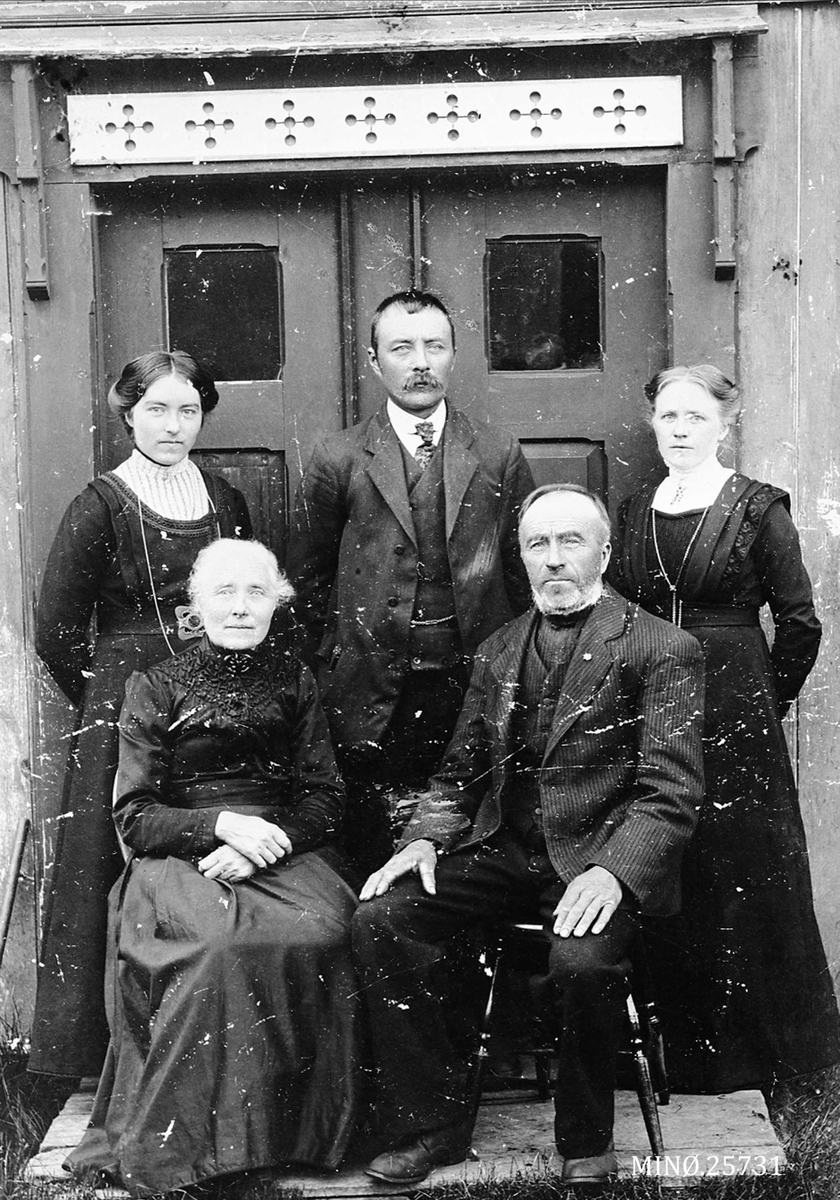 Iv. Olsen, Familiebilde. Olava og Halvor Berg med barna Malla, Per og Kirsti (kona til Per)