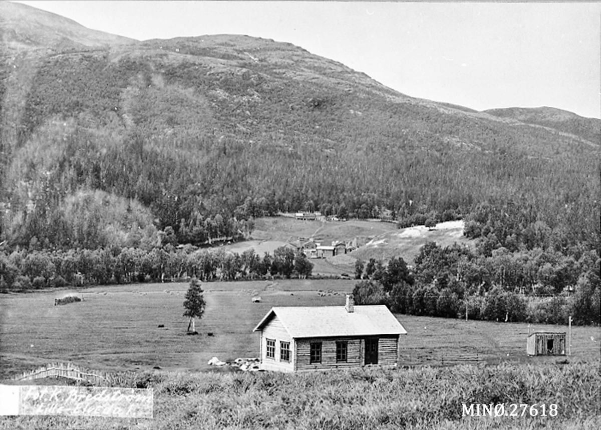 Alexander Bredstrøm Ansberg, Liten bygning ute på et jorde