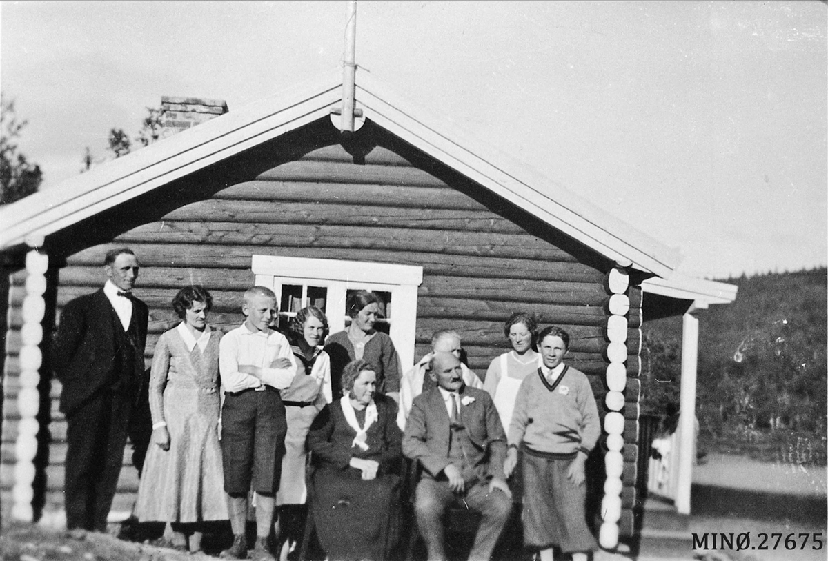 Tynset Foto, Gruppebilde - sølvbryllup 1932, Marit og Anton Storrøsten