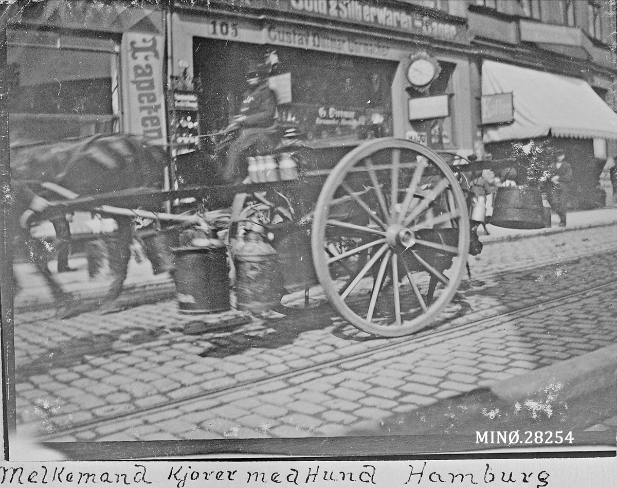 Rugsveen, Johan, Undseth, Melkemand Kjører med Hund, Hamburg