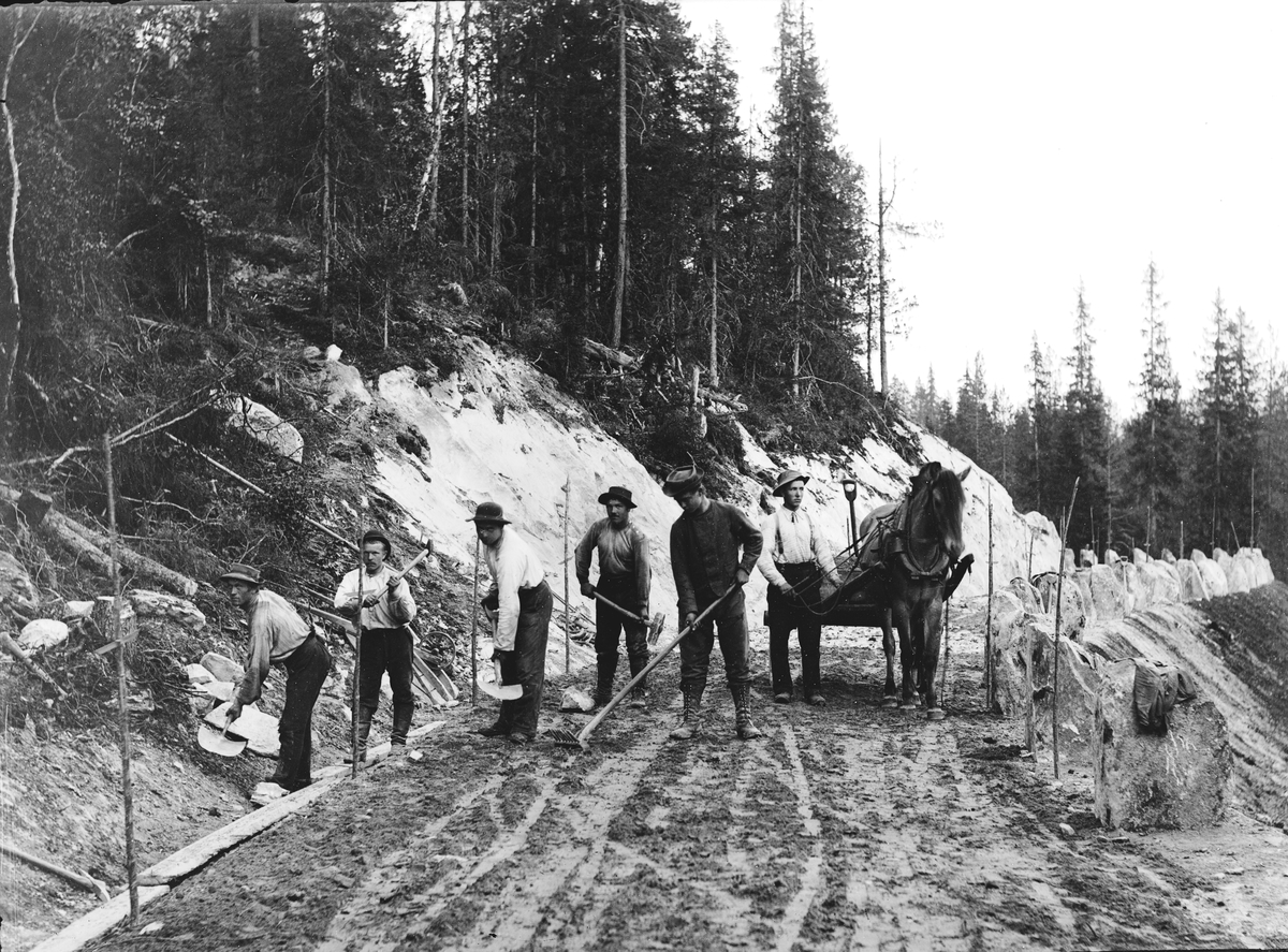 Jakob Jakobsen Engerdal, Dokumentasjon av arbeid med et veiprosjekt, ant i Trysil. Ukjente arbeidere. Vegbygging. Dessverre har vi ikke fått bekreftet opplysninger om hvilket prosjekt det er, men det kan være fra 1913, og bygging av vegen mellom Nybergsund og Innbygda.