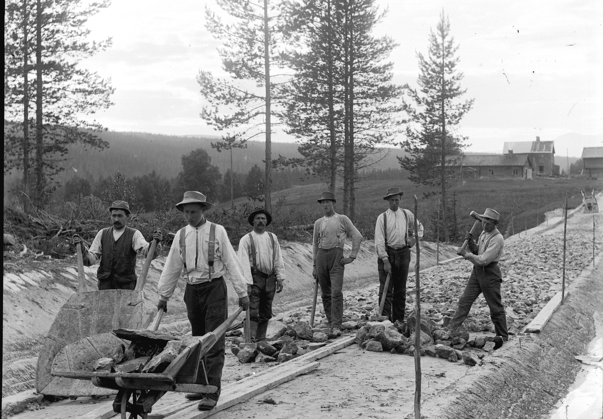 Jakob Jakobsen Engerdal, Dokumentasjon av arbeid med et veiprosjekt, ant i Trysil. Ukjente arbeidere. Vegbygging. Dessverre har vi ikke fått bekreftet opplysninger om hvilket prosjekt det er, men det kan være fra 1913, og bygging av vegen mellom Nybergsund og Innbygda.