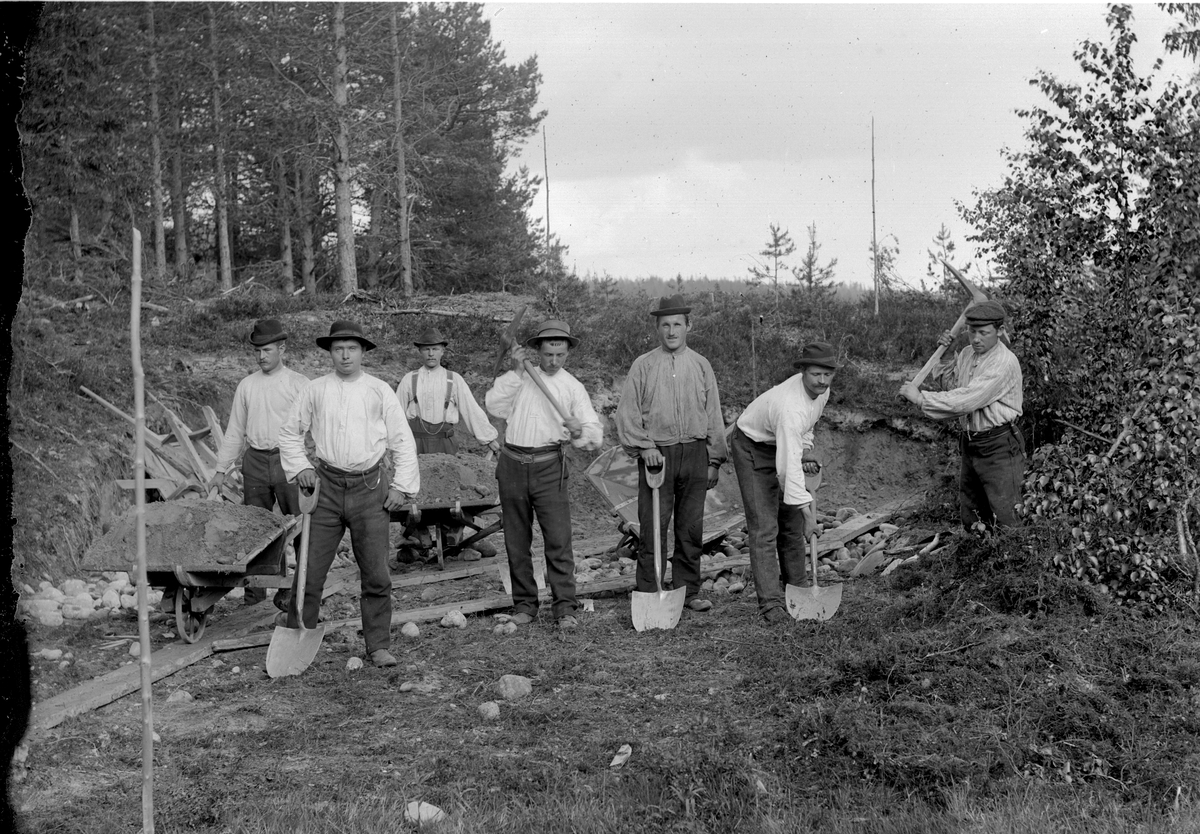 Jakob Jakobsen Engerdal, Dokumentasjon av arbeid med et veiprosjekt, ant i Trysil. Ukjente arbeidere. Vegbygging. Dessverre har vi ikke fått bekreftet opplysninger om hvilket prosjekt det er, men det kan være fra 1913, og bygging av vegen mellom Nybergsund og Innbygda.