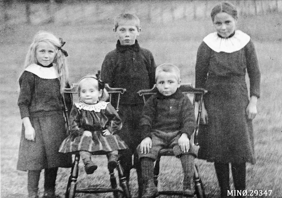 Iv. Olsen, Søskenflokk på Moseng, Os. Bakerst: Kjerstine, Knut og Bjarnhild. Foran: Jorunn og Ola