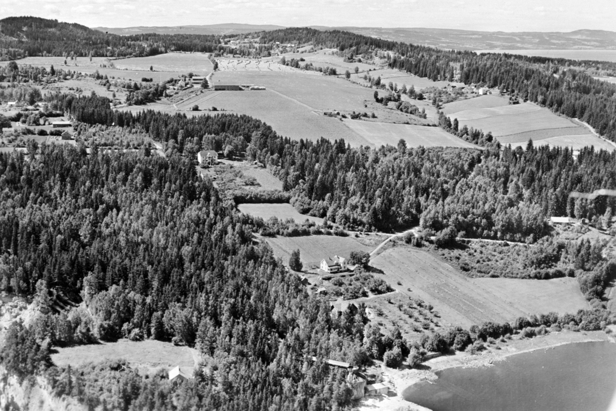Anno Domkirkeodden, Flyfoto, Bergevika, Helgøya, Mjøsa, Berget, Østli, Granlien pensjonat med Vollbakken.