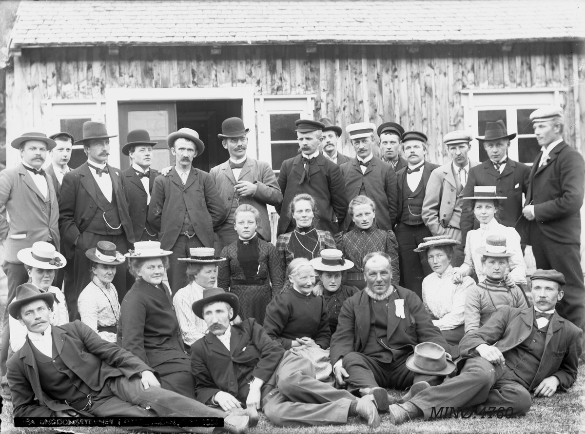 Peder J. Bredalslien, personer, klær