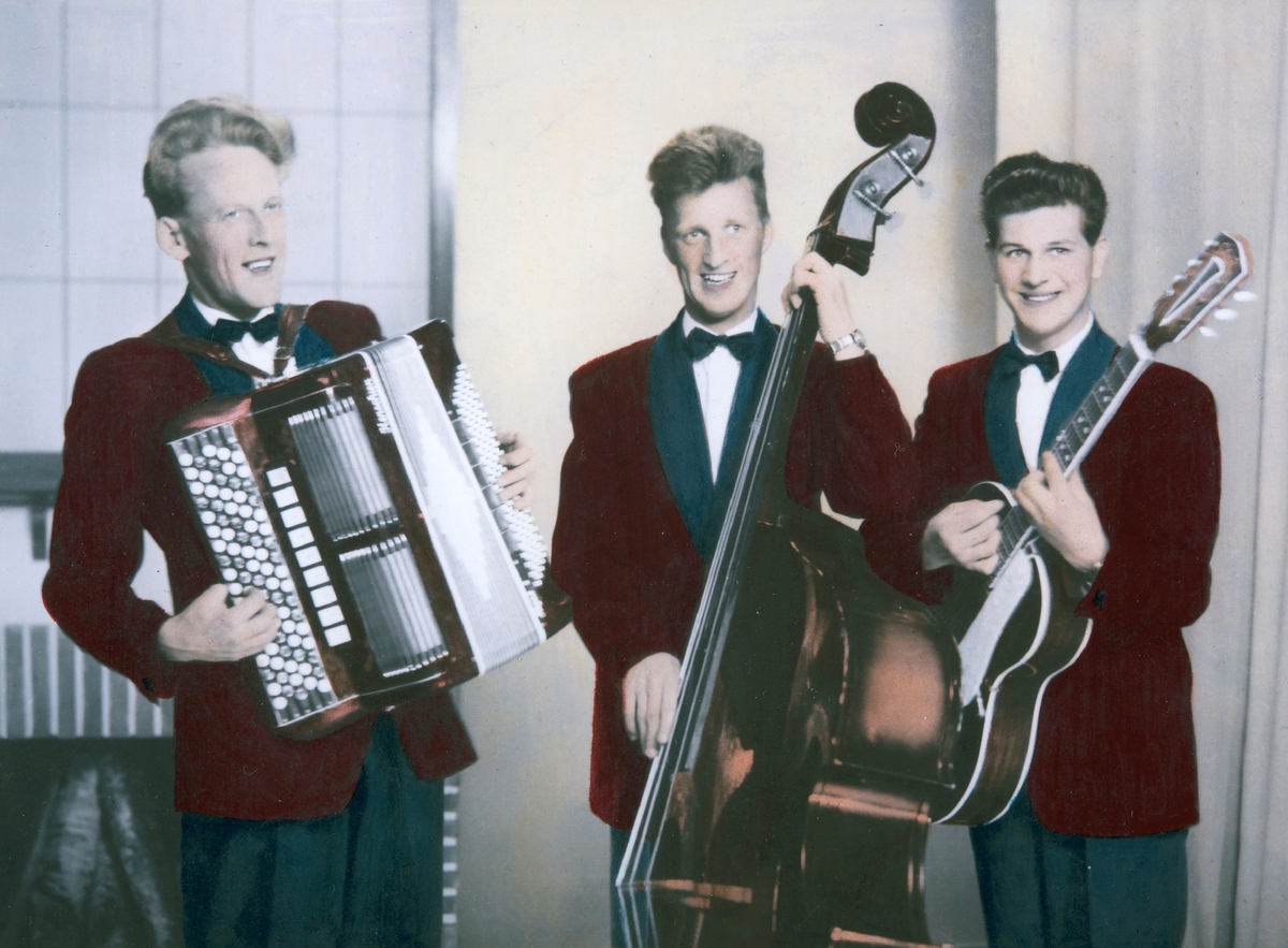 Normann Fotoatelier, Berg trio, Romedal 1955. Håndkolorert,