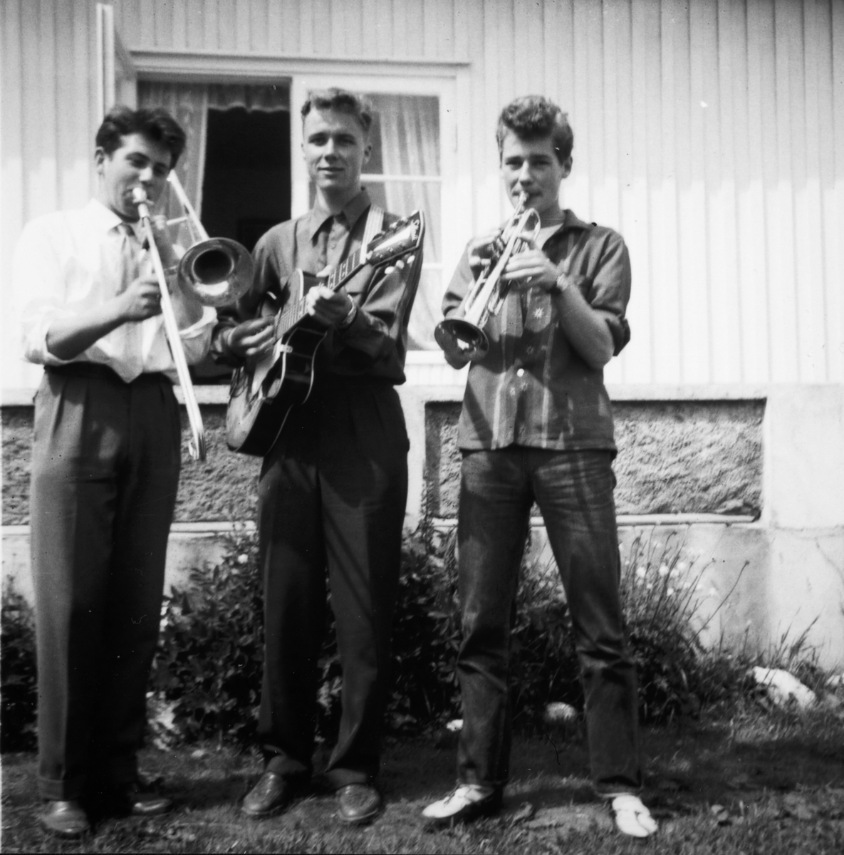 Normann Helger, Vonheim, Stangebyen. F.v ukjent, Terje Moen, Kaare Moen, musikkinstrumenter, musikkgruppe.