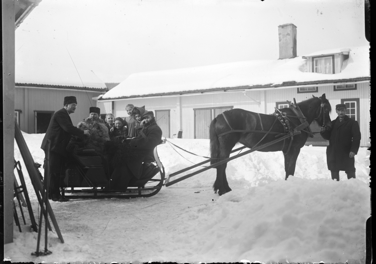 Otto W. F. Mejlænder, Legebolig Dunker, Nordre Bæk, Trysil. Hest, slede, hestekjøretøy, Otto Mejlænder bak på sleden, ukjente.