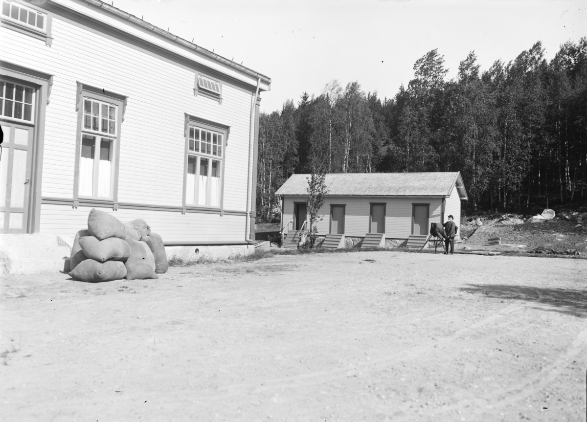 Otto W. F. Mejlænder, Trysil sykehus, fotograf, kamera på stativ.