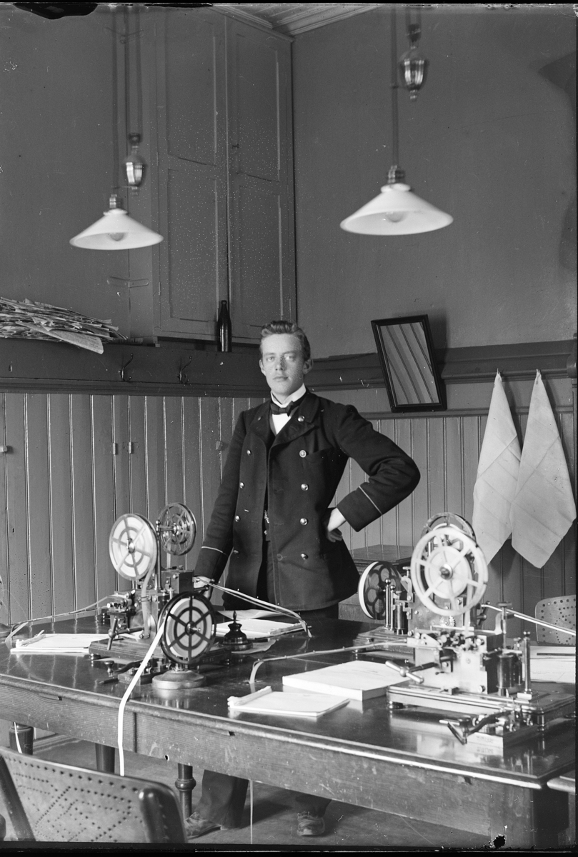 Johannes Larsen Alhaug, Hamar jernbanestasjon?, jernbanemann, uniform, telegrafist, ukjent, kontor.