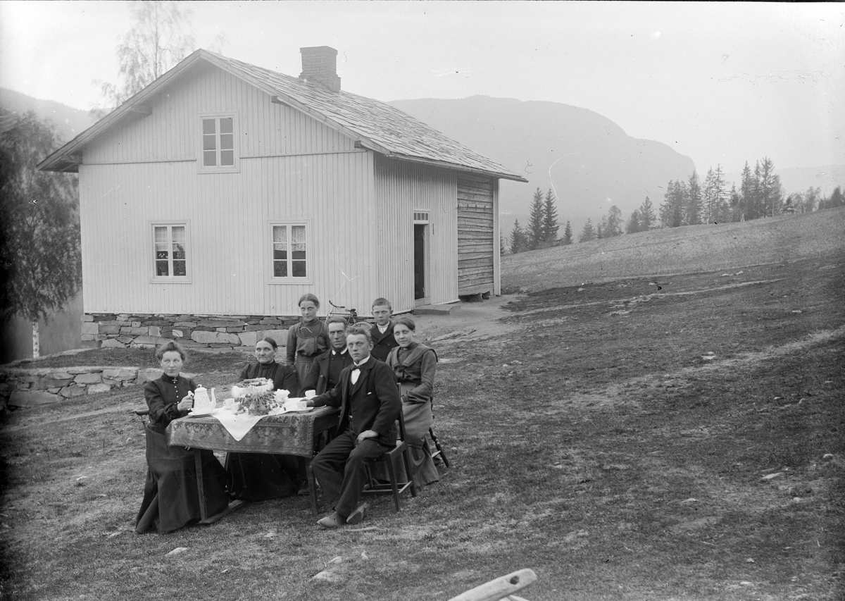 Johannes Larsen Alhaug, Gruppe 7, ukjente foran hus, kaffebord, Hunder, Øyer ?