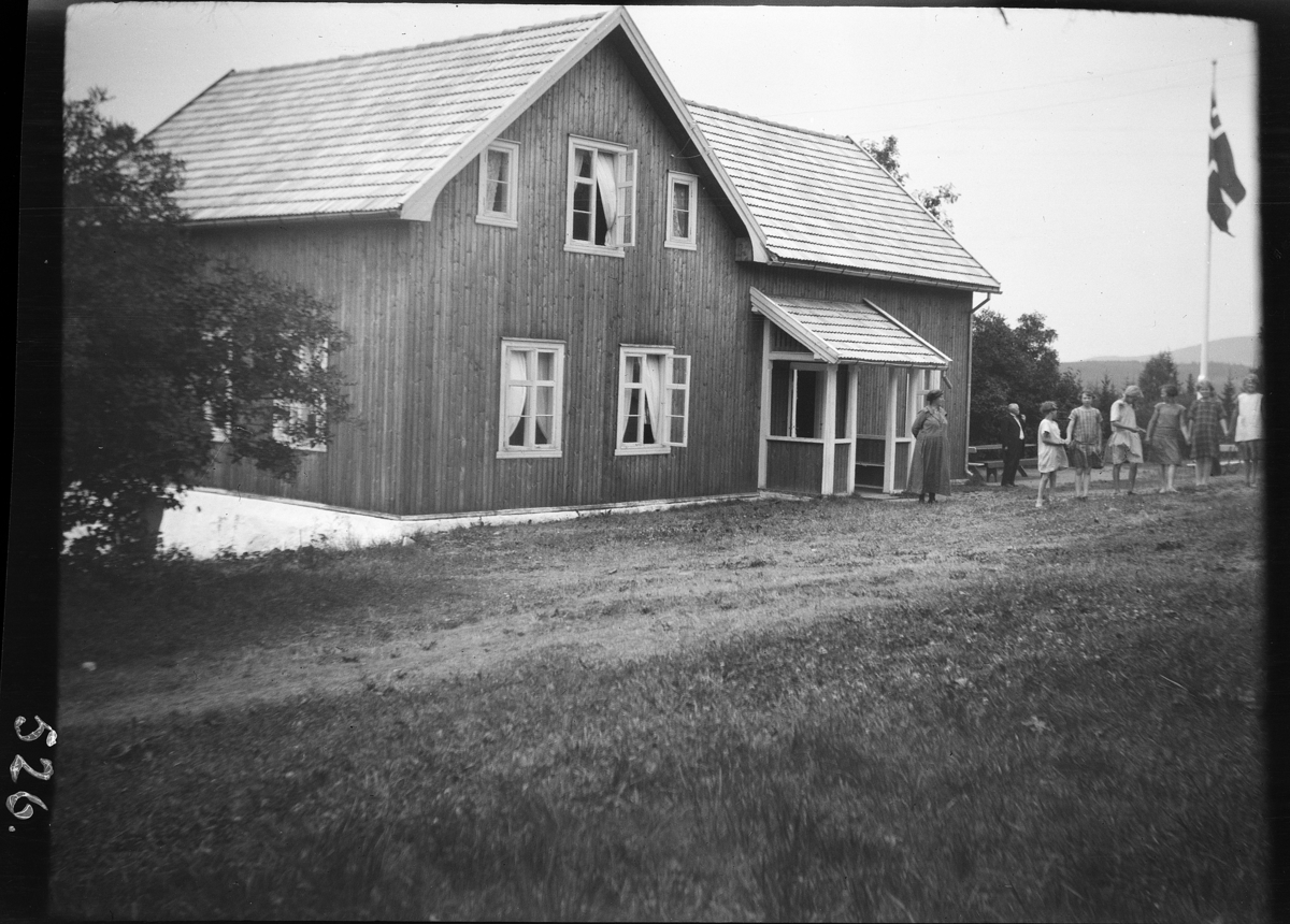 Karl Andreas Diesen, Borgen Feriehjem, Veldre. Hamar Sanitetsforening og Hamar Røde Kors hadde feriekoloni her for barn fra Hamar. Hamar Sanitetsforening tok ansvar for driften ved Borgen ferikoloni i Veldre fra 1921. Se boka "Glimt fra Hedmarkshelsa" og "Hamar Sanitetsforening 100 år"