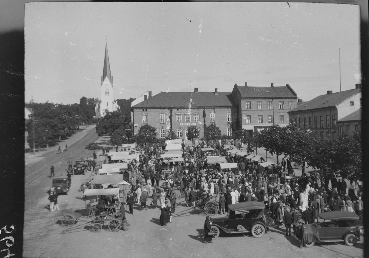 Karl Andreas Diesen, Stortorget, Hamar, torghandel, torgboder, biler Cafe Royal,