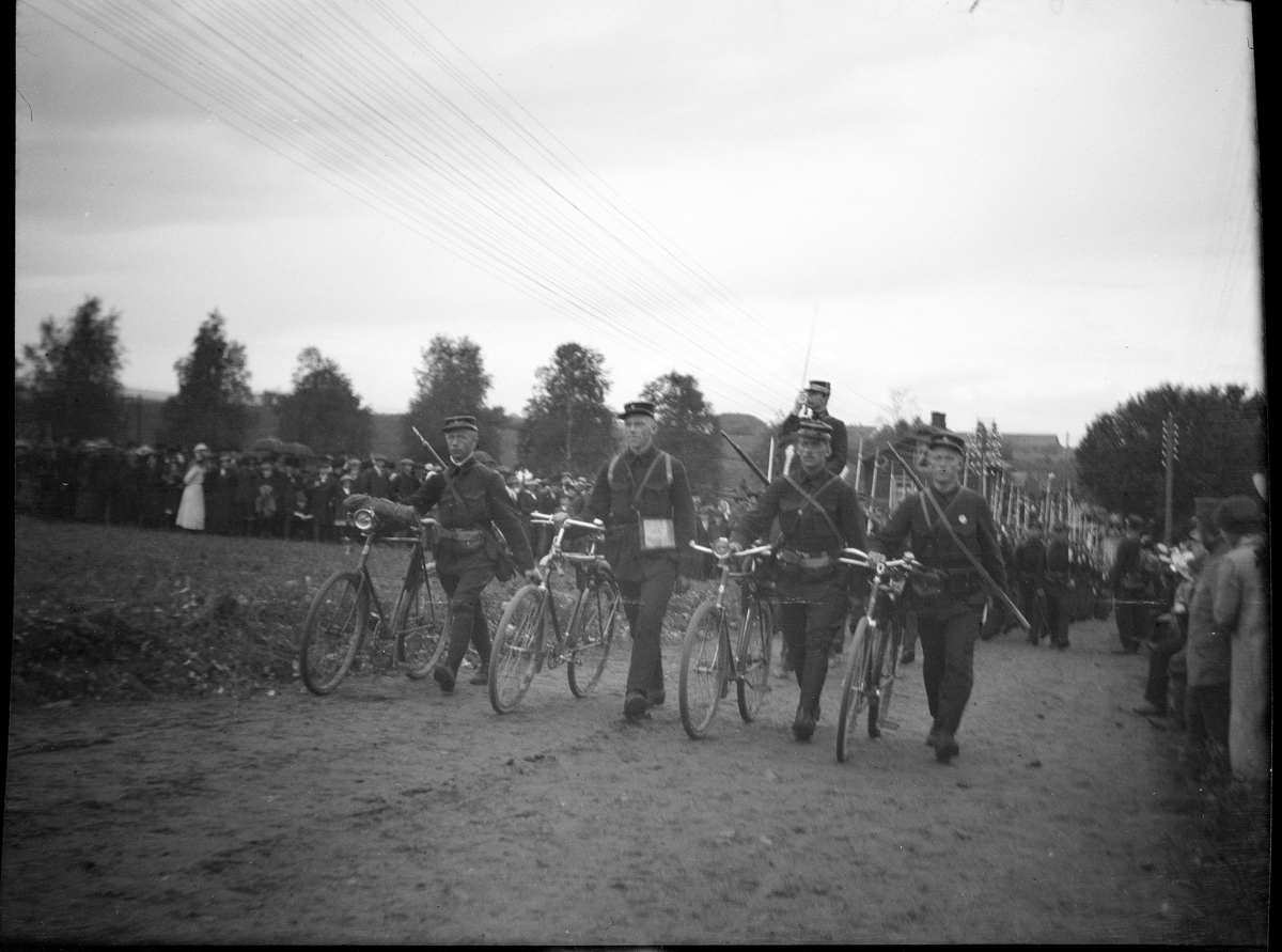 Karl Andreas Diesen, Feltmanøver, militærøvelse, kadettene defilerer, sykkel. 1912.