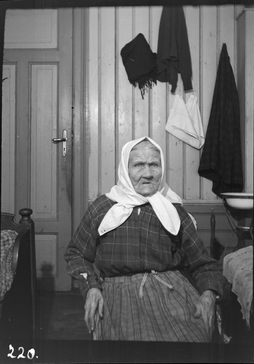 Karl Andreas Diesen, Portrett 100 år gammel kone, Frenning, Romedal gamlehjem,