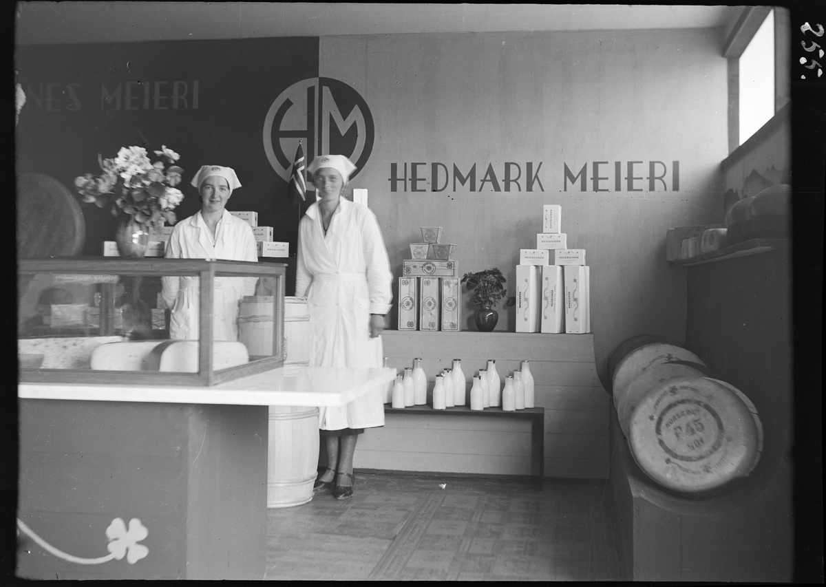 Karl Andreas Diesen, Varemessa, stand, Hedmark meieri, to ukjente kvinner, melkeflasker, ostedisk.