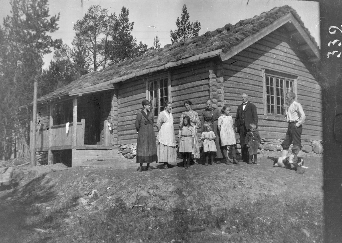 Karl Andreas Diesen, Harders hytte, "Sevelvangen"?, gruppe ukjente barn,voksne, ukjent sted.