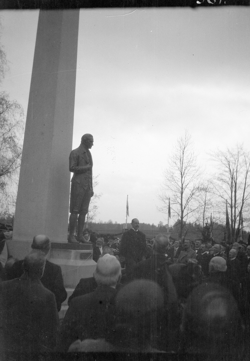 Karl Andreas Diesen, Grunnloven 100 år. Kong Haakon taler ved bautaen til Carsten Anker, 17.mai 1914.