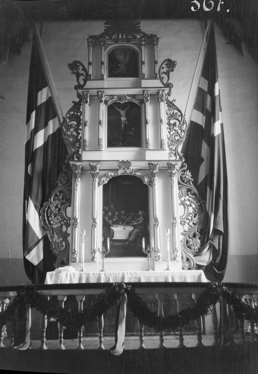 Karl Andreas Diesen, Eidsvoll, folkefest, grunnloven 100 år, 17.mai 1914. Eidsvoll kirke, altertavle pyntet med norske flagg.