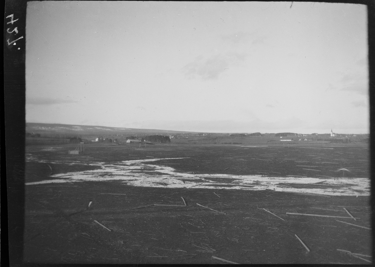 Karl Andreas Diesen, Åkersvika, Flagstadelva, Mjøsa. Lav vannstand. Landskap.