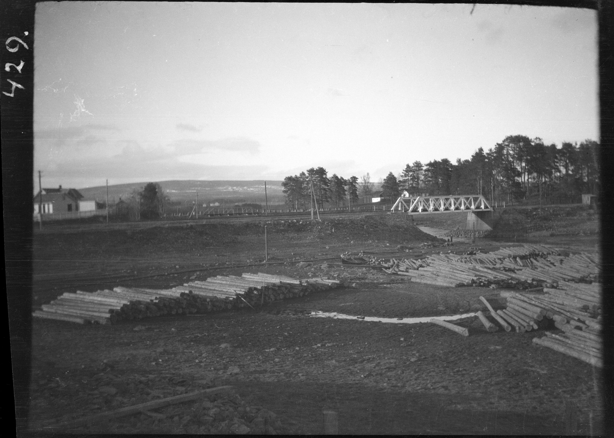 Karl Andreas Diesen, Åkersvika, Flagstadelva, Mjøsa. Jernbanebrua, tømmer.